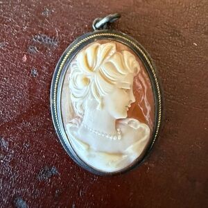 Vintage Elegant Cameo Pendant in Cream and Brown